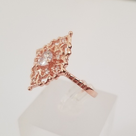 18k Antique Style Ring - Picture 2 of 8